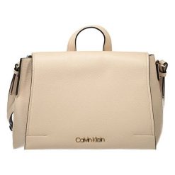 Torebka w kolorze beżowym - (S)30 x (W)22 x (G)10 cm. Brązowe torebki klasyczne damskie Calvin Klein, w paski, ze skóry, na ramię, bez dodatków. W wyprzedaży za 519,95 zł.