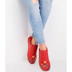 Buty sportowe damskie Marquiiz A-9273 Czerwone. Czerwone buty sportowe damskie Marquiiz, bez wzorów, z tworzywa sztucznego, sportowe, trekkingowe. Za 98,00 zł.