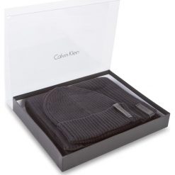 Zestaw Szalik i Czapka CALVIN KLEIN BLACK LABEL - Octave Giftset K50K503462 001. Czarne czapki damskie marki Calvin Klein Black Label, z bawełny. W wyprzedaży za 289,00 zł.