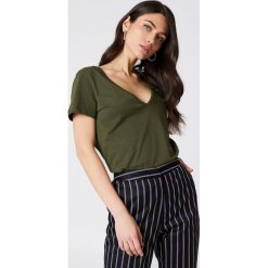NA-KD Basic T-shirt z dekoltem V - Green. Zielone t-shirty damskie marki NA-KD Basic, bez wzorów, z bawełny, bez kołnierzyka. W wyprzedaży za 20,47 zł.
