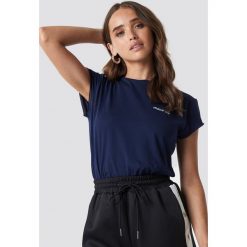 NA-KD T-shirt z surowym wykończeniem i haftem - Blue,Navy. Niebieskie t-shirty damskie marki NA-KD, z haftami, z jersey, z okrągłym kołnierzem. Za 72,95 zł.