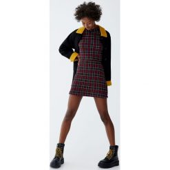Minispódniczka w kratkę. Czerwone spódniczki marki Pull&Bear, w kratkę. Za 59,90 zł.