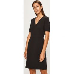 Vero Moda - Sukienka. Czarne sukienki damskie Vero Moda, na co dzień, bez wzorów, z elastanu, bez kołnierzyka, z krótkim rękawem, krótkie, mini, proste. W wyprzedaży za 59,90 zł.