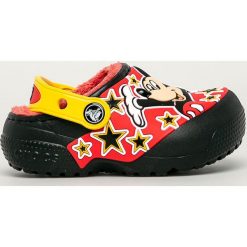 Crocs - Klapki dziecięce. Czarne sandały dziewczęce Crocs, z materiału, bez zapięcia. W wyprzedaży za 139,90 zł.