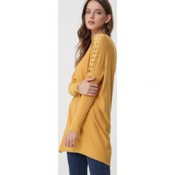 Żółty Sweter Glenelg. Żółte swetry damskie Born2be, s, z aplikacjami, z dzianiny, z długim rękawem, długie, bez kaptura. Za 89,99 zł.