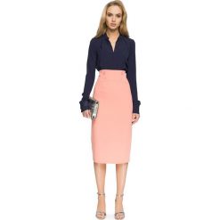 CELESTA Ołówkowa spódniczka midi - łososiowa. Różowe spódniczki damskie Stylove, s, z aplikacjami, z elastanu, eleganckie, midi, ołówkowe. Za 99,00 zł.