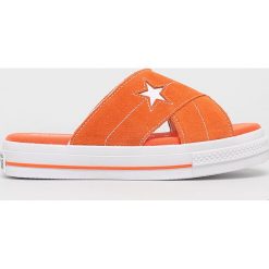 Converse - Klapki. Pomarańczowe klapki damskie Converse, bez wzorów, ze skóry, bez obcasa, na obcasie. W wyprzedaży za 99,90 zł.