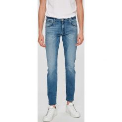 Wrangler - Jeansy Larston. Niebieskie jeansy męskie marki Wrangler, z elastanu. W wyprzedaży za 259,90 zł.