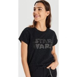 Koszulka Star Wars - Czarny. Czarne koszulki damskie Cropp, xs, z motywem z bajki, retro, bez kołnierzyka, bez rękawów. W wyprzedaży za 34,99 zł.