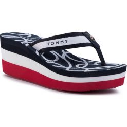 Japonki TOMMY HILFIGER - Nautical High Wedge Beach FW0FW04806 0KP. Niebieskie klapki damskie TOMMY HILFIGER, bez wzorów, z tworzywa sztucznego, bez obcasa, na obcasie. W wyprzedaży za 199,00 zł.