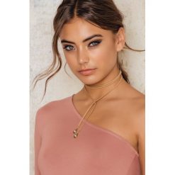 Naszyjniki damskie: NA-KD Accessories Zamszowy naszyjnik z kamyczkami – Beige