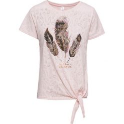 T-shirt z nadrukiem w pióra bonprix jasnoróżowy z nadrukiem. Różowe t-shirty damskie bonprix, z nadrukiem, bez kołnierzyka. Za 54,99 zł.