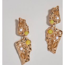 Długie kolczyki z imitacją bursztynu Gold Label - Wielobarwn. Szare kolczyki damskie Mohito, z bursztynem. W wyprzedaży za 11,99 zł.
