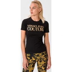 Versace Jeans Couture Koszulka Czarny. Czarne koszulki damskie Versace Jeans Couture, m, z nadrukiem, z bawełny, bez kołnierzyka, z krótkim rękawem. Za 471,95 zł.