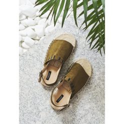 Zielone Sandały Topiary. Zielone espadryle damskie Born2be, bez wzorów, bez obcasa, na płaskiej podeszwie. Za 69,99 zł.