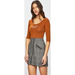 Tally Weijl - Bluzka Stscoting. Żółte bluzki damskie TALLY WEIJL, s, z nadrukiem, z elastanu, z okrągłym kołnierzem. W wyprzedaży za 29,90 zł.
