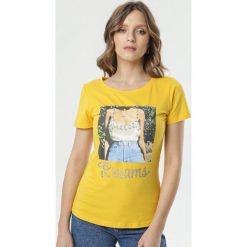 Żółty T-shirt Lysiniassi. Żółte bluzki damskie Born2be, s, z nadrukiem, glamour, z okrągłym kołnierzem. Za 49,99 zł.