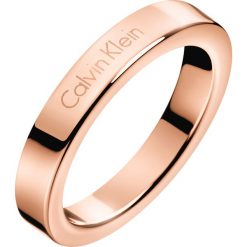 Calvin Klein Pierścień Różowy. Różowe pierścionki damskie Calvin Klein, ze stali. Za 273,95 zł.