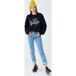 Czarna bluza Looney Tunes. Czarne bluzy damskie Pull&Bear, bez wzorów, bez rękawów, bez kaptura. Za 109,00 zł.
