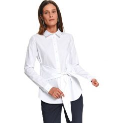 Nowoczesna koszula damska. Białe koszule damskie Top Secret, na co dzień, na zimę, w paski, eleganckie, z dekoltem na plecach, bez rękawów. W wyprzedaży za 64,99 zł.