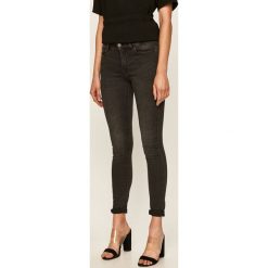 Jacqueline de Yong - Jeansy Nikki. Szare jeansy damskie Jacqueline de Yong, s, bez wzorów, z elastanu. W wyprzedaży za 89,90 zł.