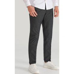 Eleganckie spodnie chino - Czarny. Czarne spodnie męskie Reserved, m, eleganckie. W wyprzedaży za 69,99 zł.