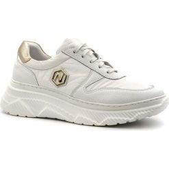 Sportowe białę sneakersy typu chunky 256A. Białe buty sportowe damskie Neścior, bez wzorów, z jeansu, sportowe. W wyprzedaży za 259,00 zł.