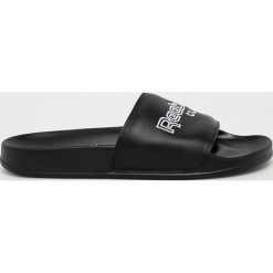 Reebok Classic - Klapki. Czarne klapki damskie Reebok Classic, bez wzorów, ze skóry, bez obcasa, na obcasie. W wyprzedaży za 99,90 zł.
