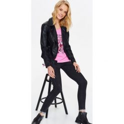 T-shirt krótki rękaw damski, z napisami i kwiatowym nadrukiem. Różowe t-shirty damskie Top Secret, z nadrukiem, z bawełny, bez kołnierzyka. W wyprzedaży za 19,99 zł.