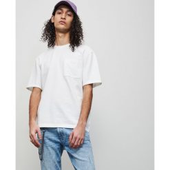 Gladki T-shirt z kieszenią - Biały. Białe t-shirty męskie Reserved, s, bez wzorów, bez kołnierzyka. Za 49,99 zł.
