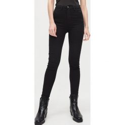 Jeansy high waist czarne - Czarny. Czarne jeansy damskie Cropp, z podwyższonym stanem. Za 89,99 zł.