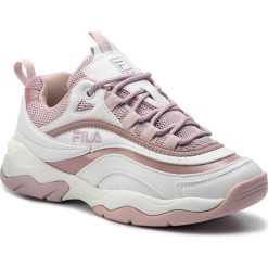 Sneakersy FILA - Ray M Low Wmn 1010763.91Q White/Lilas. Różowe sneakersy damskie Fila, ze skóry ekologicznej. W wyprzedaży za 339,00 zł.