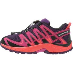 Salomon XA PRO 3D Obuwie do biegania Szlak cosmic purple/deep dalhia/coral punch. Fioletowe buty damskie do biegania marki Salomon, z gumy. W wyprzedaży za 195,30 zł.