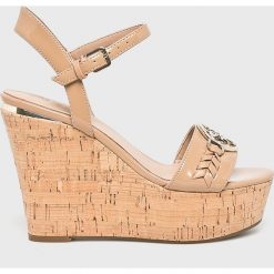 Guess Jeans - Sandały Gesina2. Czarne koturny damskie Guess Jeans, bez obcasa, na obcasie, na klamry. W wyprzedaży za 439,90 zł.
