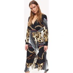 SUKIENKA DAMSKA WE WZORY. Czarne sukienki damskie marki Top Secret, na lato, bez wzorów, z tkaniny, eleganckie, z dekoltem w serek, bez rękawów, kopertowe. Za 139,99 zł.