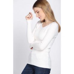 Biały Sweter Despatch. Białe swetry klasyczne damskie Born2be, s, prążkowane, z okrągłym kołnierzem. Za 39,99 zł.