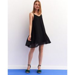 Sukienka na cienkich ramiączkach. Czarne sukienki damskie Top Secret, na zimę, bez wzorów, z tiulu, eleganckie, bez kołnierzyka, bez rękawów. W wyprzedaży za 49,99 zł.