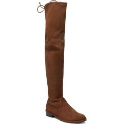 Muszkieterki STUART WEITZMAN - Lowland 1L23146 Coffee Suede Str. Pomarańczowe kozaki damskie Stuart Weitzman, ze skóry, bez obcasa, bez zapięcia. W wyprzedaży za 1799,00 zł.