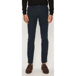 Tommy Hilfiger - Spodnie. Niebieskie spodnie męskie z elastanu. W wyprzedaży za 299,90 zł.