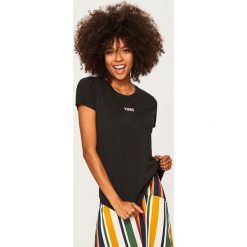 T-shirt z napisem - Czarny. Czarne t-shirty damskie marki House, m, z napisami. Za 24,99 zł.
