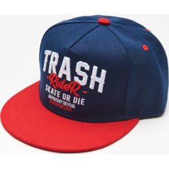 Czapka snapback z napisem - Granatowy. Niebieskie czapki męskie Cropp, z napisami. Za 49,99 zł.