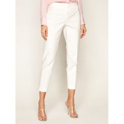 Chinosy DKNY P0RKZCMD. Białe spodnie damskie DKNY, bez wzorów, z elastanu. Za 389,00 zł.