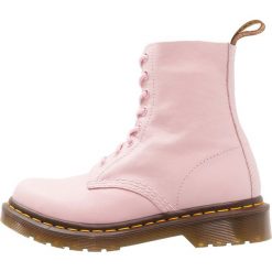Botki damskie lity: Dr. Martens 1460 PASCAL 8 EYE BOOT Botki sznurowane bubblegum