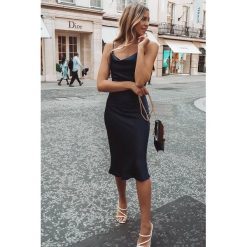 Sukienka VIMELA BLACK. Czarne sukienki damskie IVET, m, bez wzorów, eleganckie, bez kołnierzyka, bez rękawów, długie. W wyprzedaży za 69,00 zł.