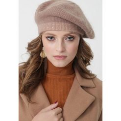 Ciemnobeżowy Beret Waters. Brązowe berety damskie Born2be, bez wzorów, z dzianiny. Za 39,99 zł.