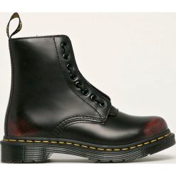 Dr. Martens - Workery skórzane. Brązowe workery damskie Dr. Martens, ze skóry, z okrągłym noskiem, bez obcasa, na obcasie, na sznurówki. W wyprzedaży za 599,90 zł.
