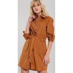 Camelowa Sukienka Bellicent. Brązowe sukienki damskie Renee, s, bez wzorów, klasyczne, z klasycznym kołnierzykiem, z długim rękawem, długie, mini, rozkloszowane. Za 119,99 zł.