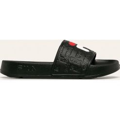 Fila - Klapki. Czarne klapki damskie Fila, bez wzorów, z gumy, bez obcasa, na obcasie. W wyprzedaży za 99,90 zł.