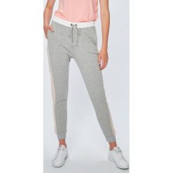 Roxy - Spodnie. Szare spodnie sportowe damskie marki Roxy, s, z bawełny. W wyprzedaży za 199,90 zł.