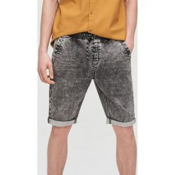 Jeansowe szorty typu jogger - Szary. Szare spodenki i szorty męskie Cropp, bez wzorów, z jeansu. W wyprzedaży za 62,99 zł.